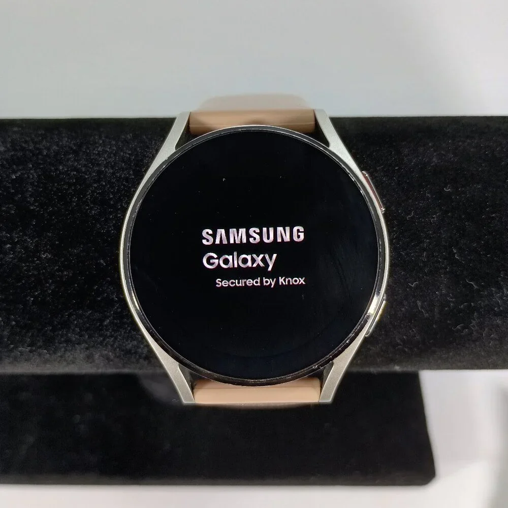 Samsung Galaxy Watch4 (40mm) LTE (UNLOCKED) Smartwatch Tan/Silver SM-865